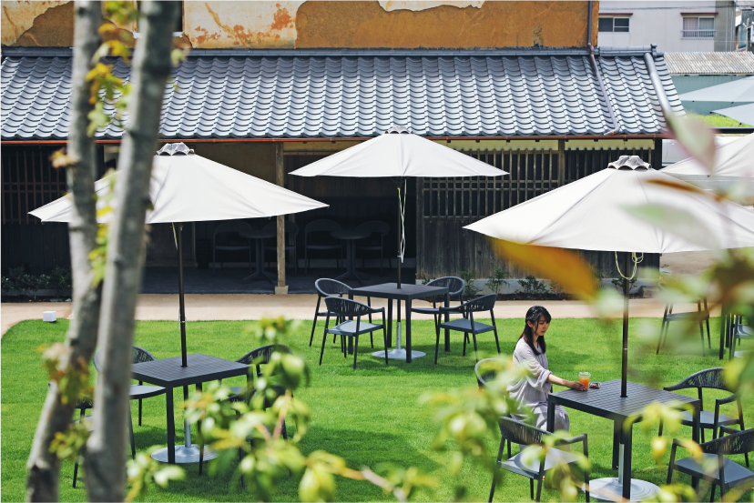 庭園のある古民家で寛ぎ、<br />
往時に思いを馳せる。