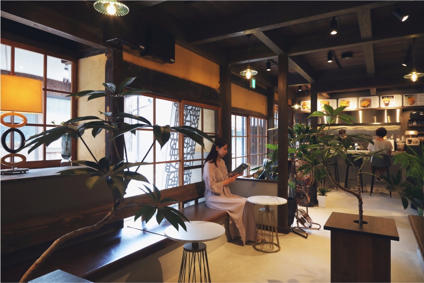 趣ある店内、古民家囲む中庭で、お好きな空間でひと息。
