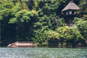 佇立在臥龍淵的珍稀山莊建築 